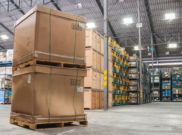 Cardboard boxes in a store warehouse of automotive parts. — Stock Photo, Image