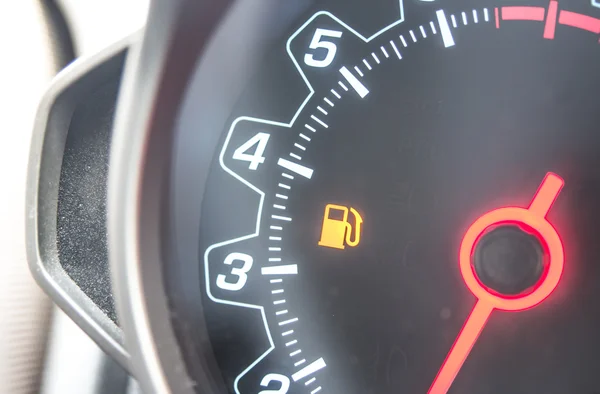 Out Of Gas - A car's gas tank is nearly empty. — Stock Photo, Image