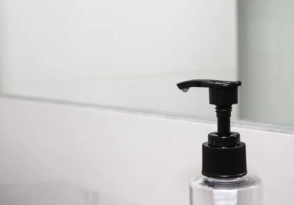 Жидкая мыльная бутылка на раковинах в современной ванной комнате — стоковое фото