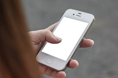 bir akıllı telefon kullanan kadın 