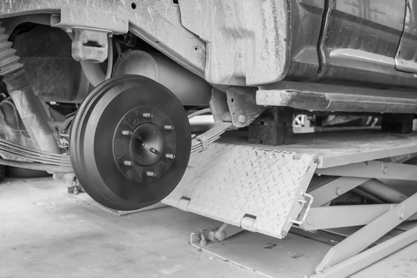 Reparatie van auto wiel door monochroom — Stockfoto