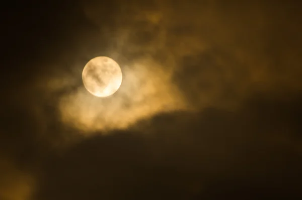 橘黄色的收获月亮和云彩的映衬黑色的天空 — 图库照片