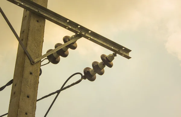 เสาไฟฟ้าในท้องฟ้าสีฟ้าตอนเย็น — ภาพถ่ายสต็อก