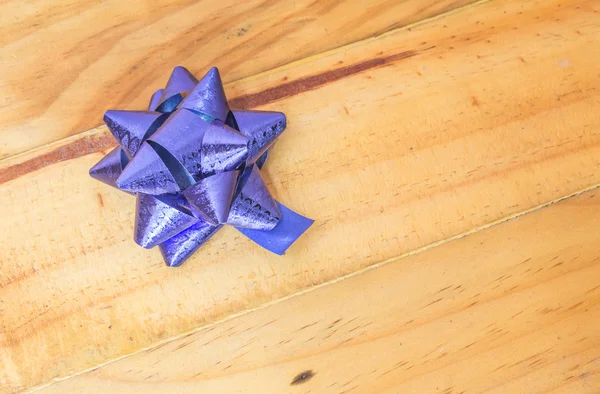 Vintage-Geschenkbox auf Holz-Hintergrund — Stockfoto