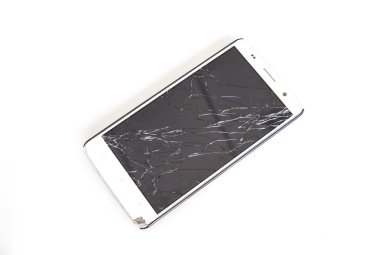 Kırık ekran üzerinde beyaz ba izole ile modern hareket eden smartphone