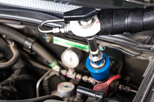 Benzin istasyonunda doğal gaz araç (Ngv) kadar yakıt 