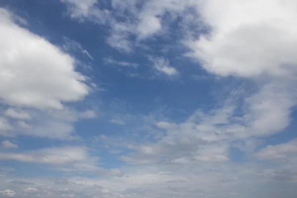 Облачно-голубое небо абстрактный фон — стоковое фото