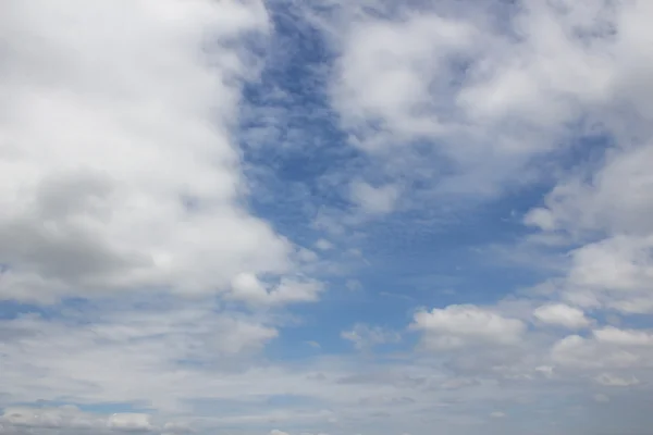 Bulutlu gökyüzü mavi arka plan — Stok fotoğraf