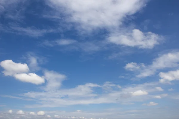 多云的蓝色天空抽象背景 — 图库照片