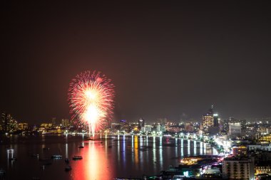Pattaya - 28 Kasım: Renkli havai fişek ve gökdelenler 