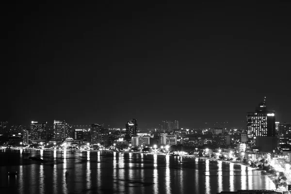 Город ночью с черно-белой фотографией — стоковое фото