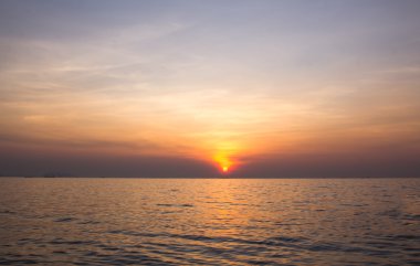 Sahilde güzel bir gün batımı