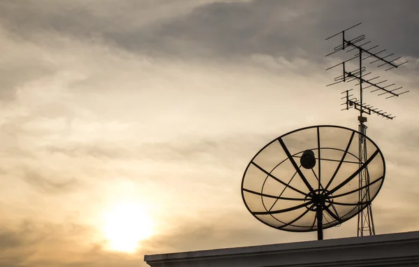L'image antenne parabolique sur la lumière du soir . — Photo