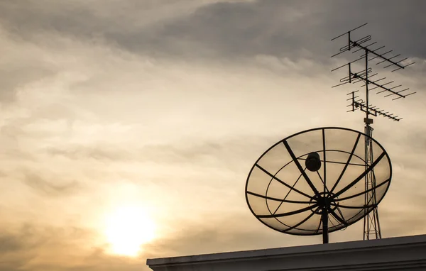 A imagem Antena parabólica na luz da noite . — Fotografia de Stock