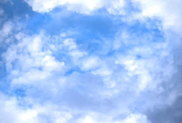 多云的蓝色天空抽象背景 — 图库照片