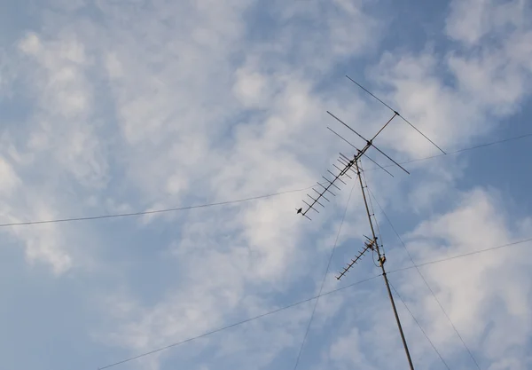 Oude televisie-antenne op blauwe hemelachtergrond — Stockfoto