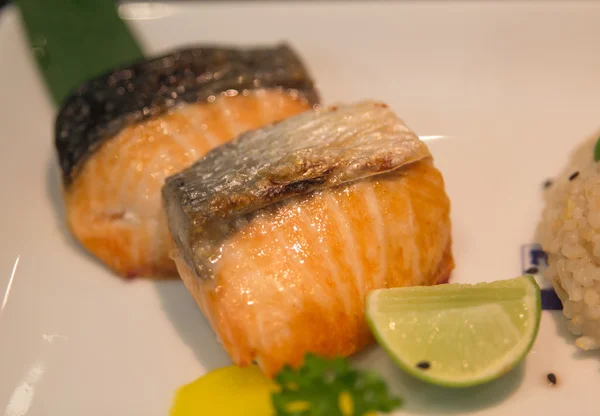 Salmon fillet with asparagus and yellow sauce closeup — Stock Photo, Image