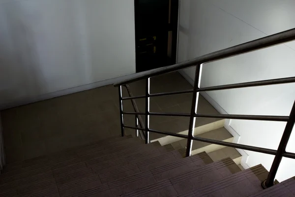 Escaleras en el moderno edificio por la noche . — Foto de Stock