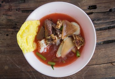 Tay eriştesi, çıtır çıtır tatlı ve baharatlı erişte 