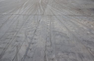 Çimento yerdeki lastik izleri
