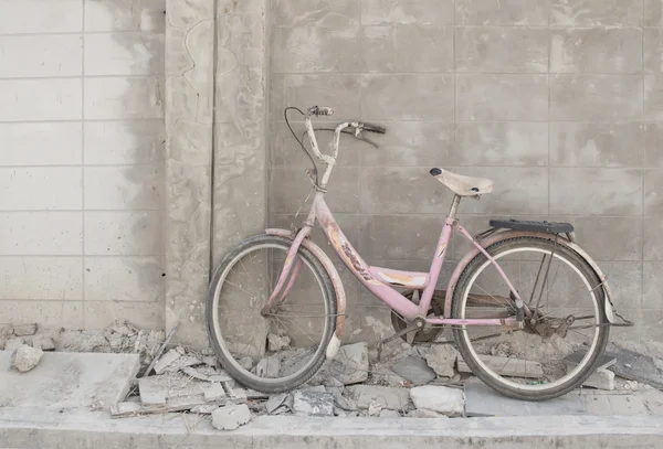 Велосипед старого образца на стене — стоковое фото