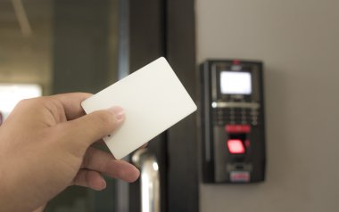 Parmak tarayıcı kartı ile tarayıcı camına.