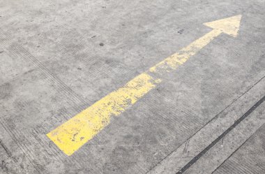 Sarı yol ok yön sembol bir yere yolda 