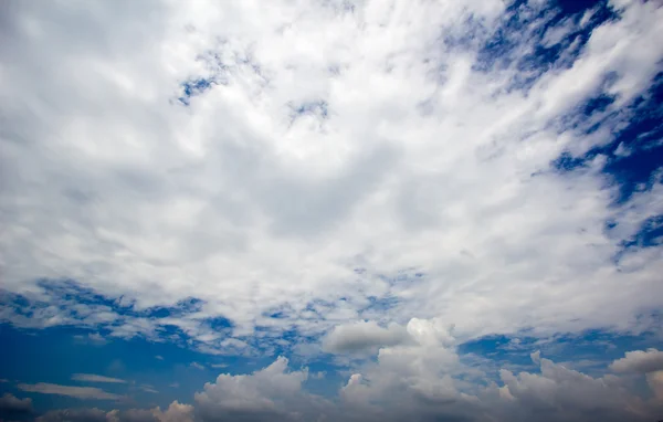 Nublado cielo azul fondo abstracto — Foto de Stock