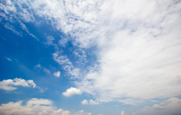 Nuvoloso cielo blu sfondo astratto — Foto Stock