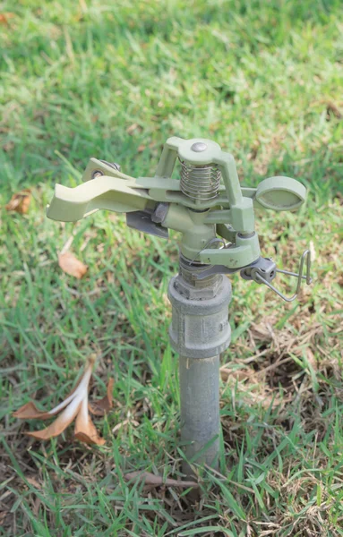Water springer in tuin — Stockfoto