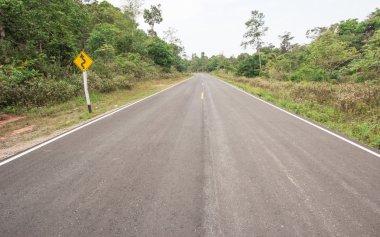 kırsal bölgede dağ virajlı yol levhası