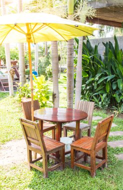 ahşap yemek masası yemyeşil bahçe ayarı ve ışık güneş ayarla