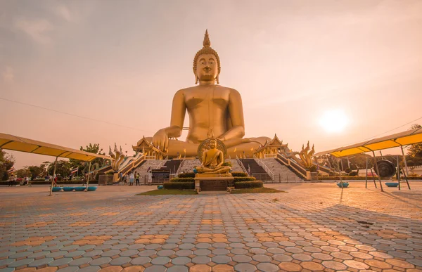 Angthong, Thaiföld - április 13-án: Wat Muang templom a Songkran — Stock Fotó