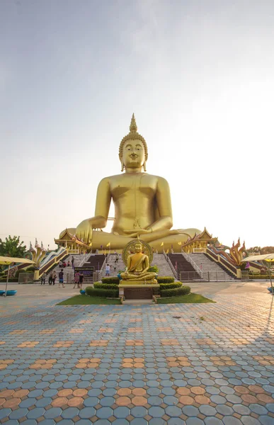 Angthong, thailand - 13. April: wat muang tempel im songkran — Stockfoto