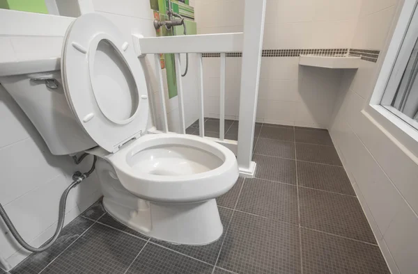 Vit WC-skål — Stockfoto