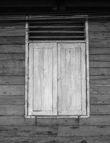 Casa com uma janela de madeira — Fotografia de Stock