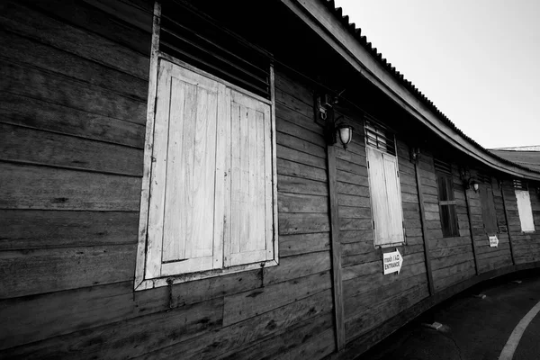 Huis met een venster hout — Stockfoto