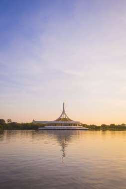 Güzel gün batımı Suan luang Rama 9 Park, Bangkok, Tayland