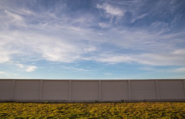 Duvar ve fabrika, gökyüzü