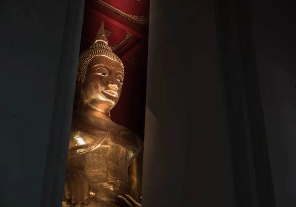 Estátua de Buda mongkolbophit em ayutthaya, Tailândia — Fotografia de Stock