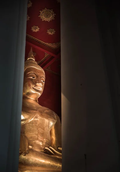 Estatua de Buda mongkolbophit en ayutthaya, Tailandia — Foto de Stock