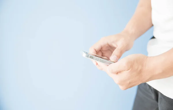 Man hand med hjälp av smarttelefon — Stockfoto