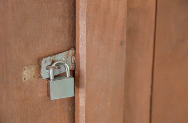 Kilitli ahşap kapı