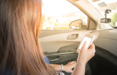 Modern telefon smartphone ile kırık ekran beyaz zemin üzerine izole