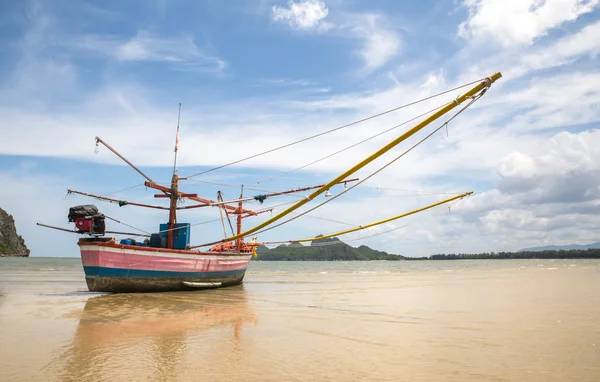 Bateau de pêche thaïlandais utilisé comme véhicule pour trouver du poisson dans la mer — Photo