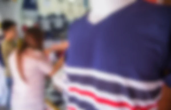 Bir mağazada askıları gömlek closeup — Stok fotoğraf
