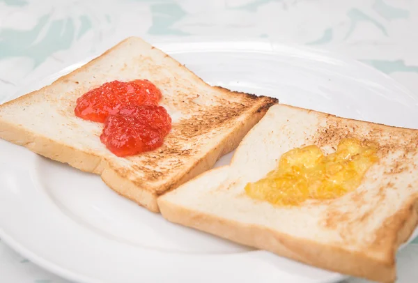 Pane e marmellata di fragole, con una mela — Foto Stock