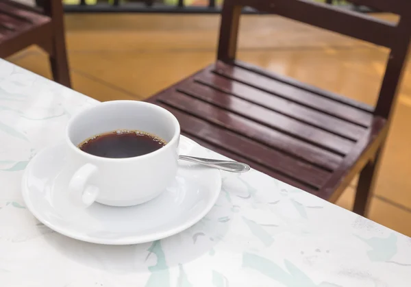 Kahvikuppi kahvilassa — kuvapankkivalokuva