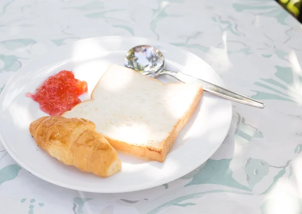 Bread with and strawberry jam, with an apple — Stock Photo, Image