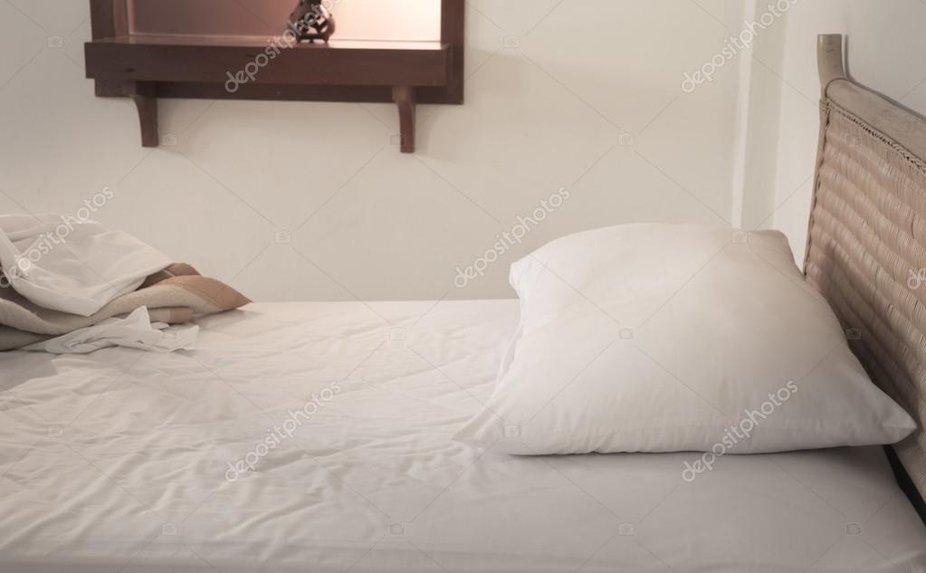 Beyaz keten ile yapılmamış bir yatak Stok fotoğrafçılık ©photoraidz